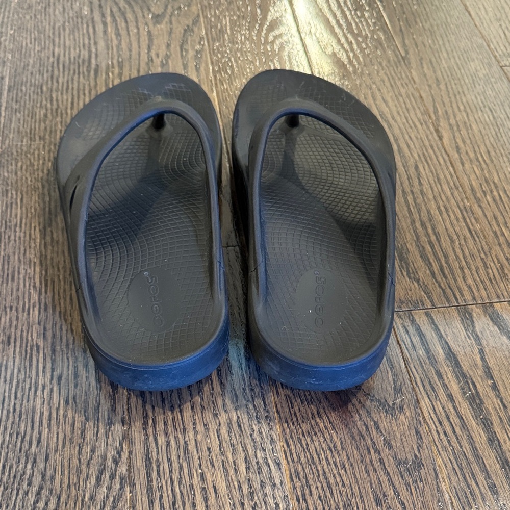 OOFOS Women's Classic Black cloud flip flop Sandals - Picture 3 of 6